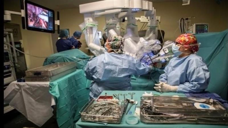 أطباء يستخدمون روبوت دافنشي في غرفة العمليات