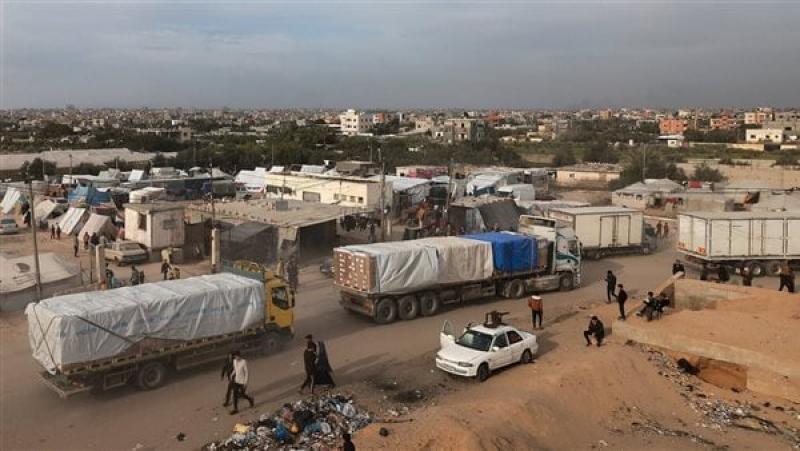 شاحنات تحمل مساعدات إنسانية تدخل رفح في جنوب قطاع غزة