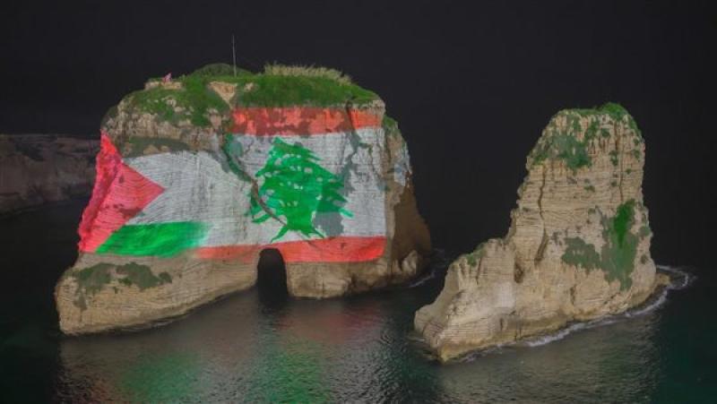 اضاءة صخرة الروشة بالعاصمة اللبنانية
