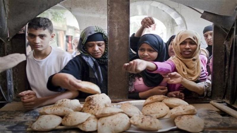 المواطنون خلال شرائهم الخبز - صورة أرشيفية
