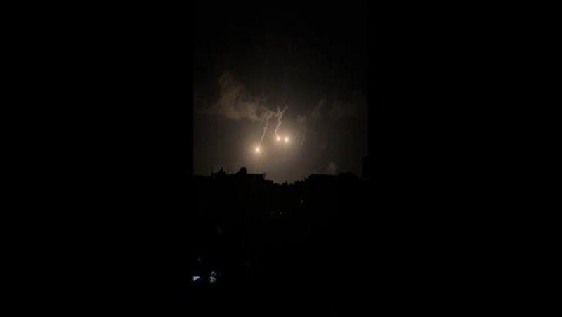 قنابل إنارة على مخيم النصيرات وسط غزة
