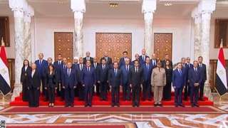 الرئيس السيسي يتوسط صورة تذكارية مع الحكومة الجديدة عقب أداء اليمين الدستورية