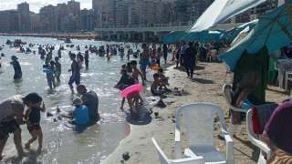 شواطئ الإسكندرية ترفع الرايات الصفراء بعد تحذير الأرصاد من اضطراب الملاحة البحرية